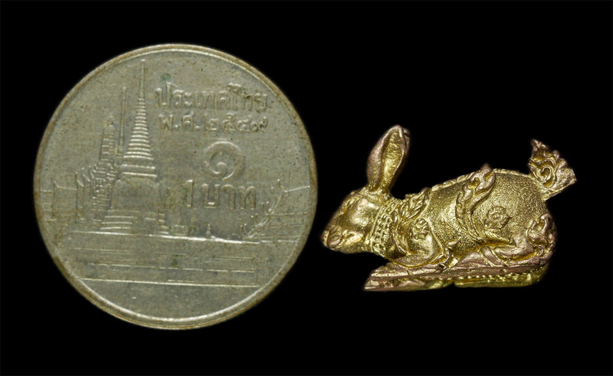 2569-03-04 (170)p.jpg - กระต่ายมหามงคล หลวงพ่อศิระ ณ น่าน (พระครูวิสิฐนันทวุฒิ) วัดพระธาตุแช่แห้ง อ.ภูเพียง จ.น่าน ปี2554 เนื้อกะไหล่ทอง น่าเก็บสะสมบูชา พร้อมกล่องเดิมๆ | https://kamulet.in.th